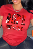 T-shirt con scollo a V e lettera patchwork con stampa mimetica arancione casual da strada