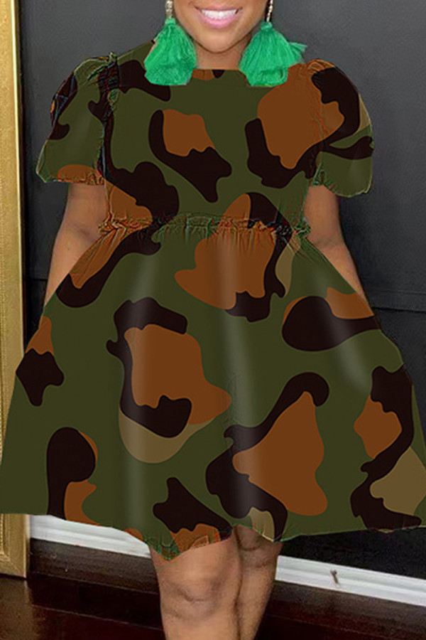 Camouflage-Patchwork-O-Ausschnitt-Kurzarmkleid mit lässigem Print