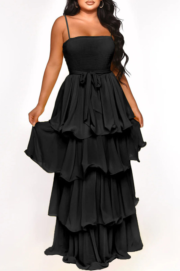 Черное элегантное длинное платье с однотонным бинтом в стиле пэчворк и воланами на тонких бретелях