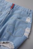 Short jeans regular azul claro com estampa casual e cintura média (sujeito ao objeto real)