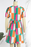 Farbiges, lässiges Patchwork-Kleid mit O-Ausschnitt und kurzen Ärmeln