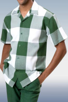 Weiß-grün-grün karierter zweiteiliger kurzärmliger Wanderanzug mit geometrischem Design