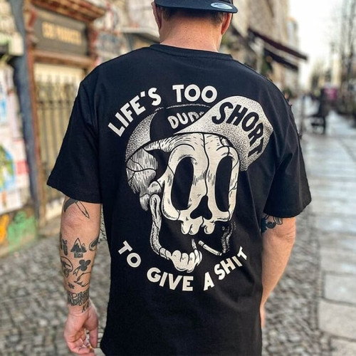 Schwarzes T-Shirt mit schwarzem Totenkopf-Aufdruck „LIFE'S TOO SHORT TO GIVE A SHIT“.