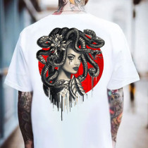 Camiseta blanca con estampado blanco de bruja oscura con serpientes alrededor de ella