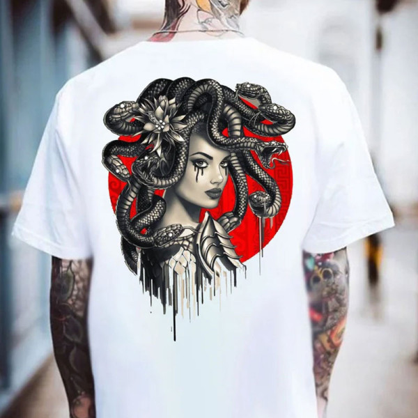 Vit mörk häxa med ormar runt hennes grafiska casual T-shirt med vitt tryck