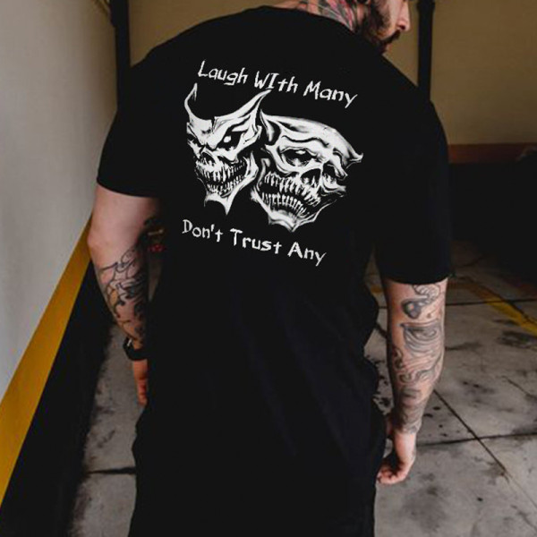 Schwarzes T-Shirt mit schwarzem Aufdruck „Laugh with Many, Don¡¯t Trust Any Skulls“.