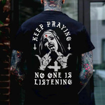 Schwarzes T-Shirt mit „KEEP PRAYING NO ONE IS HOSENING“-Nonnen-Grafik in Schwarz