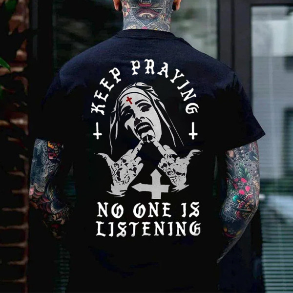 Schwarzes T-Shirt mit „KEEP PRAYING NO ONE IS HOSENING“-Nonnen-Grafik in Schwarz