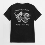 Schwarzes T-Shirt mit schwarzem Aufdruck „Laugh with Many, Don¡¯t Trust Any Skulls“.