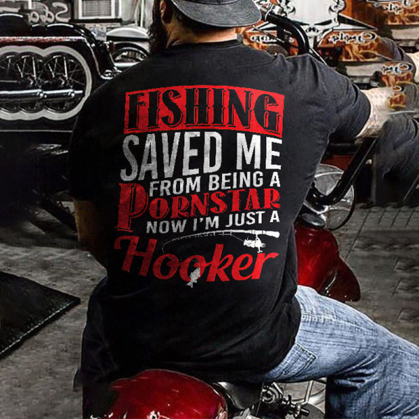 Черно-красная футболка «Рыбалка спасла меня от порнозвезды, теперь я просто проститутка»