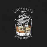 Schwarzes T-Shirt mit LOOSE LIPS SINK SHIPS Totenkopf-Schiff im Wasser-Grafikdruck und schwarzem Aufdruck