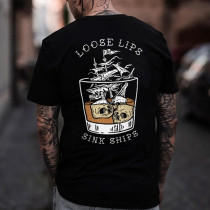 Schwarzes T-Shirt mit LOOSE LIPS SINK SHIPS Totenkopf-Schiff im Wasser-Grafikdruck und schwarzem Aufdruck