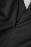 Robe noire décontractée à manches courtes avec ceinture et col en V