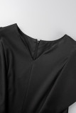 Schwarzes, lässiges, einfarbiges Kleid mit Schlitz und Gürtel, V-Ausschnitt und kurzen Ärmeln