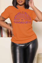 Camisetas diario laranja com estampa vintage patchwork letra O decote