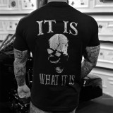 Schwarzes T-Shirt mit „It Is What It Is“-Aufdruck