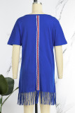 Robe décontractée bleue à manches courtes et col rond avec pompons