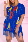 Blaues, lässiges, kurzärmliges Kleid mit Buchstabendruck und Quasten und O-Ausschnitt