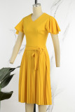Gelbes, lässiges, festes Patchwork-Kleid mit V-Ausschnitt und kurzen Ärmeln