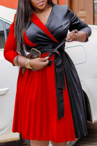 Vestidos plisados ​​con cuello vuelto en contraste de color elegante informal rojo (con cinturón)