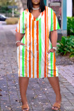 Dunkelblaues, legeres, bedrucktes Basic-Kleid mit kurzen Ärmeln und V-Ausschnitt