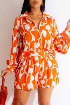 Orangefarbener, legerer Zweiteiler mit einfachem Hemdkragen und langen Ärmeln