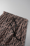 Dos piezas sin mangas con tirantes finos y letras con estampado callejero en marrón oscuro