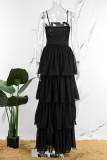 Черное элегантное длинное платье с однотонным бинтом в стиле пэчворк и воланами на тонких бретелях