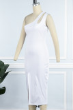 Белое сексуальное однотонное платье без рукавов с вырезом на спине и косым воротником