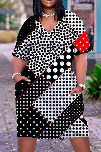 Schwarz-weißes, legeres, kurzärmliges Basic-Kleid mit V-Ausschnitt und Print