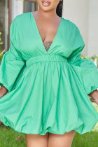 Vestidos de gala con escote en V y pliegues de retazos lisos verdes elegantes