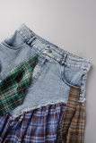 Saia jeans cintura alta assimétrica com patchwork e estampa de rua azul cowboy