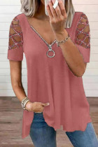 Camisetas con cuello en V de taladro en caliente con retazos ahuecados sólidos casuales rosa