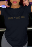 Camisetas con cuello en O de letras de retazos con estampado informal negro