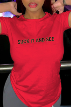 Camisetas casuais vermelhas com estampa patchwork letra O no decote