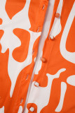 Orangefarbener, legerer Zweiteiler mit einfachem Hemdkragen und langen Ärmeln