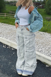 Blaue, lockere Street-Jeans mit Patchwork-Tasche und hoher Taille und allmählichem Wechsel