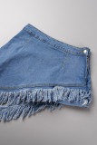 Pantalones cortos de mezclilla flacos de cintura alta asimétricos con borlas sólidas informales azul cielo