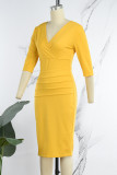 Vestidos de falda de un paso con cuello en V y pliegues de patchwork sólido informal amarillo