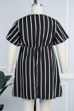 Черное повседневное полосатое платье с принтом в стиле пэчворк и V-образным вырезом с коротким рукавом Платья больших размеров