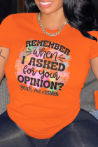 Camisetas diario laranja com estampa vintage patchwork letra O decote