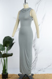 Светло-серое повседневное однотонное длинное платье с капюшоном и разрезом на воротнике Платья
