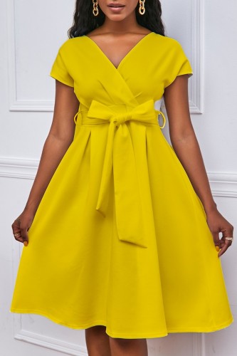 Желтые повседневные однотонные платья в стиле пэчворк с V-образным вырезом
