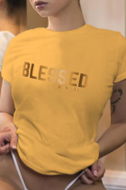 T-shirts décontractés jaunes à col en V imprimé patchwork avec lettre à changement progressif
