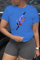 Camisetas azul royal com estampa de rua patchwork e decote em bico