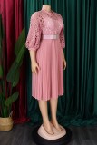 Розовые повседневные сплошные выдолбленные платья с поясом и круглым вырезом Плиссированные платья