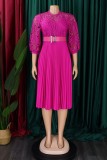 Розовые повседневные сплошные выдолбленные платья с поясом и круглым вырезом Плиссированные платья