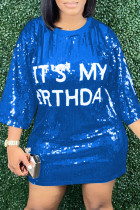 Vestidos de falda de un paso con cuello en O de retazos de lentejuelas con estampado de letras informal azul (sujeto al objeto real)