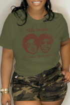 T-shirt con scollo a V patchwork con stampa vintage verde militare