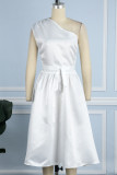 Белое повседневное однотонное платье без рукавов с открытой спиной и косым воротником Платья